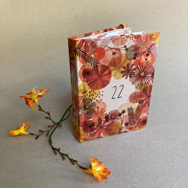 Taschenkalender 2022 von Baär von Pappe unter dem Motto Blumen - fein illustrierter Kalender mit DIY Anleitungen