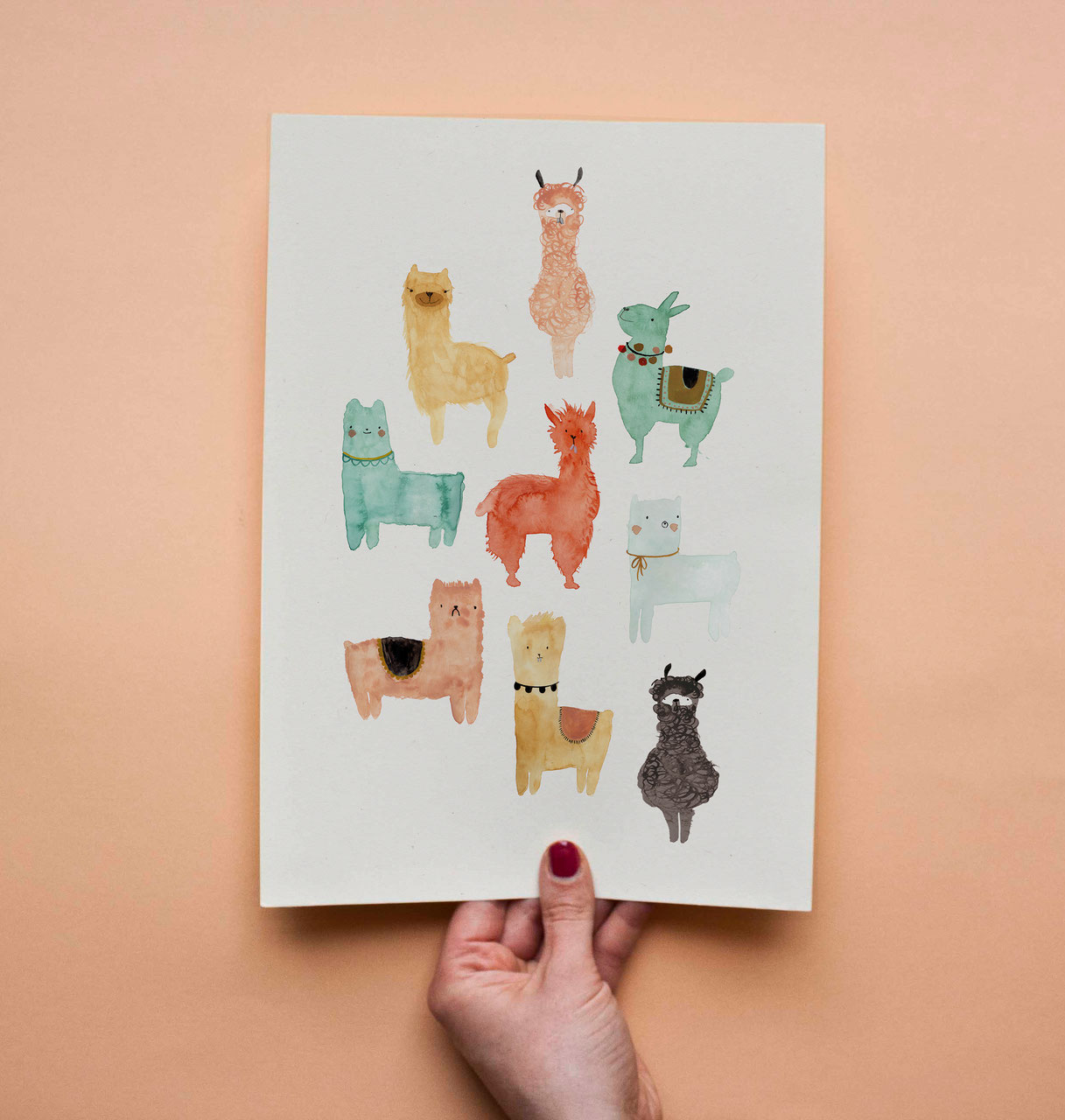 Postkarte mit verschiedenen lustigen Lamas und Alpakas von Bär von Pappe.