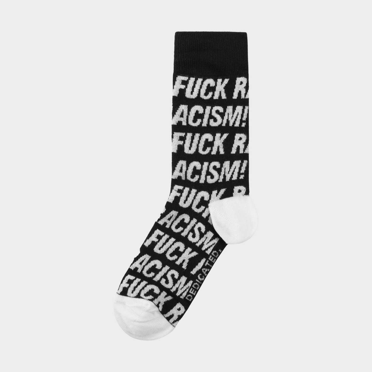Socken mit Fuck Racism Slogan von Dedicated. Strümpfe aus Bio-Baumwolle in Schwarz mit weißem Muster.