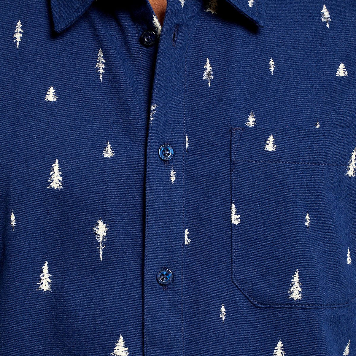 Lässiges dunkelblaues Hemd aus kuscheligem Bio-Baumwollflanell von Dedicated, umweltfreundlich bedruckt mit weißen Nadelbaumsilhouetten.