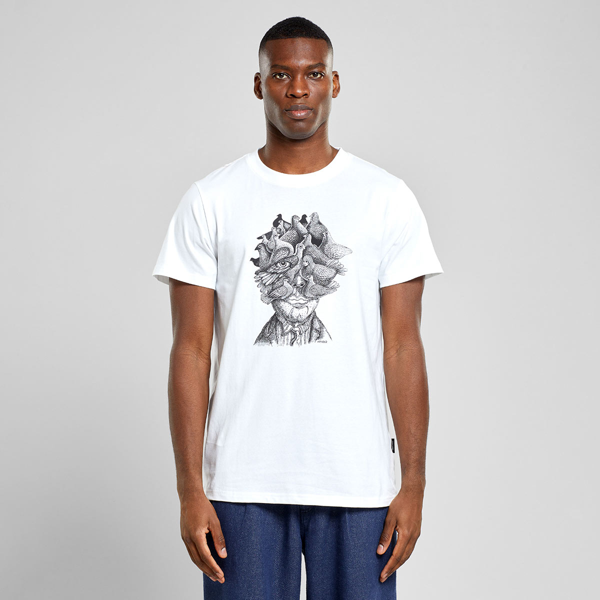 weißes T-Shirt aus Bio-baumwolle von Dedicated mit charakteristischem Print von Hans Arnold.