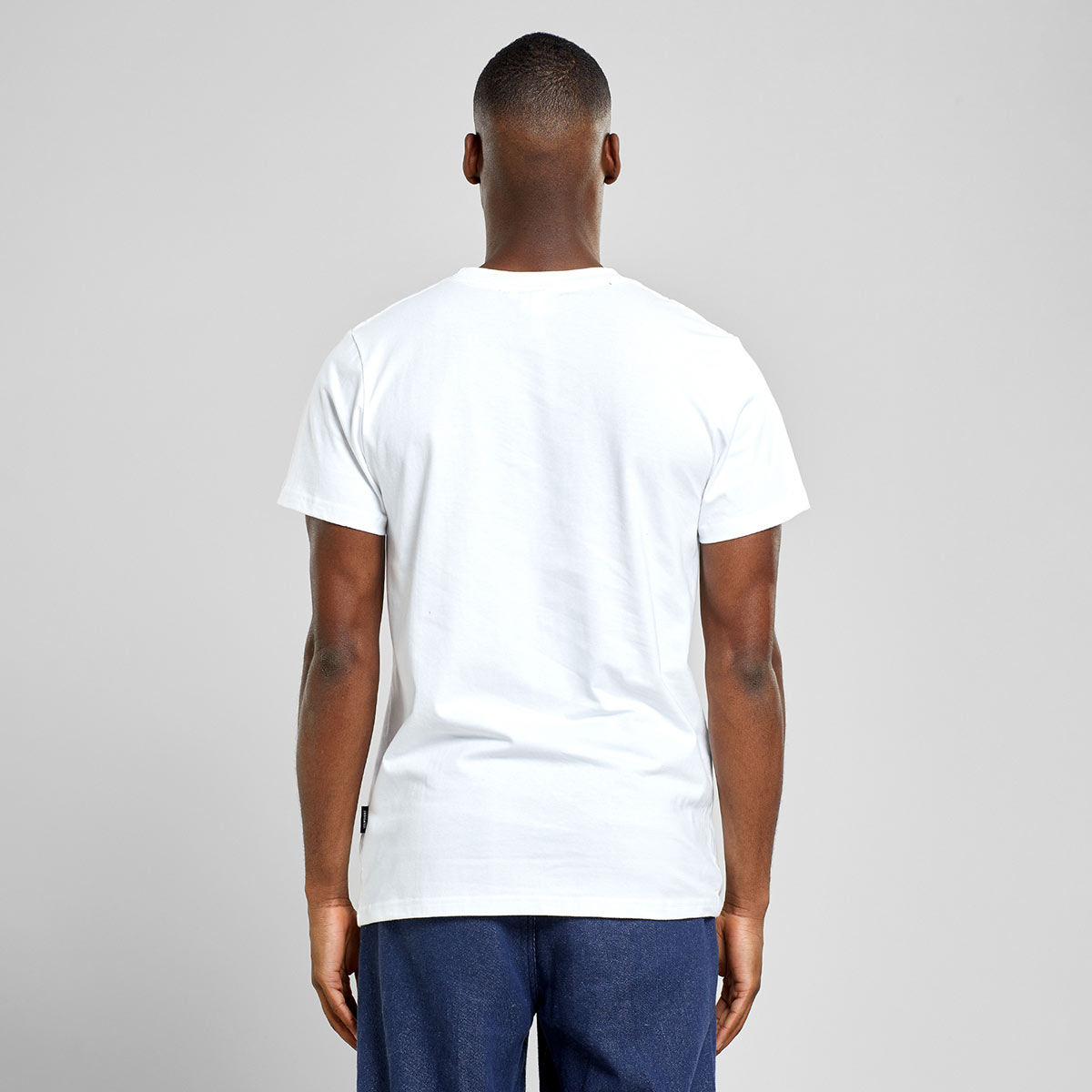 weißes T-Shirt aus Bio-baumwolle von Dedicated mit charakteristischem Print von Hans Arnold.