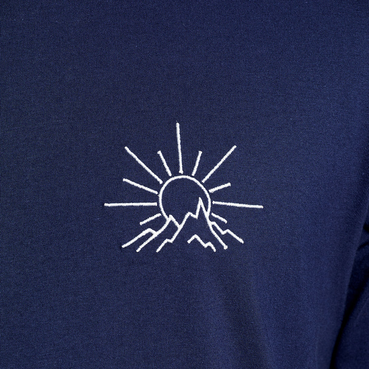 dunkelblaues T-Shirt von Dedicated Brand aus Bio-Baumwolle mit weißer Stickerei mit Berg und aufgehender Sonne Motiv auf der Brust.
