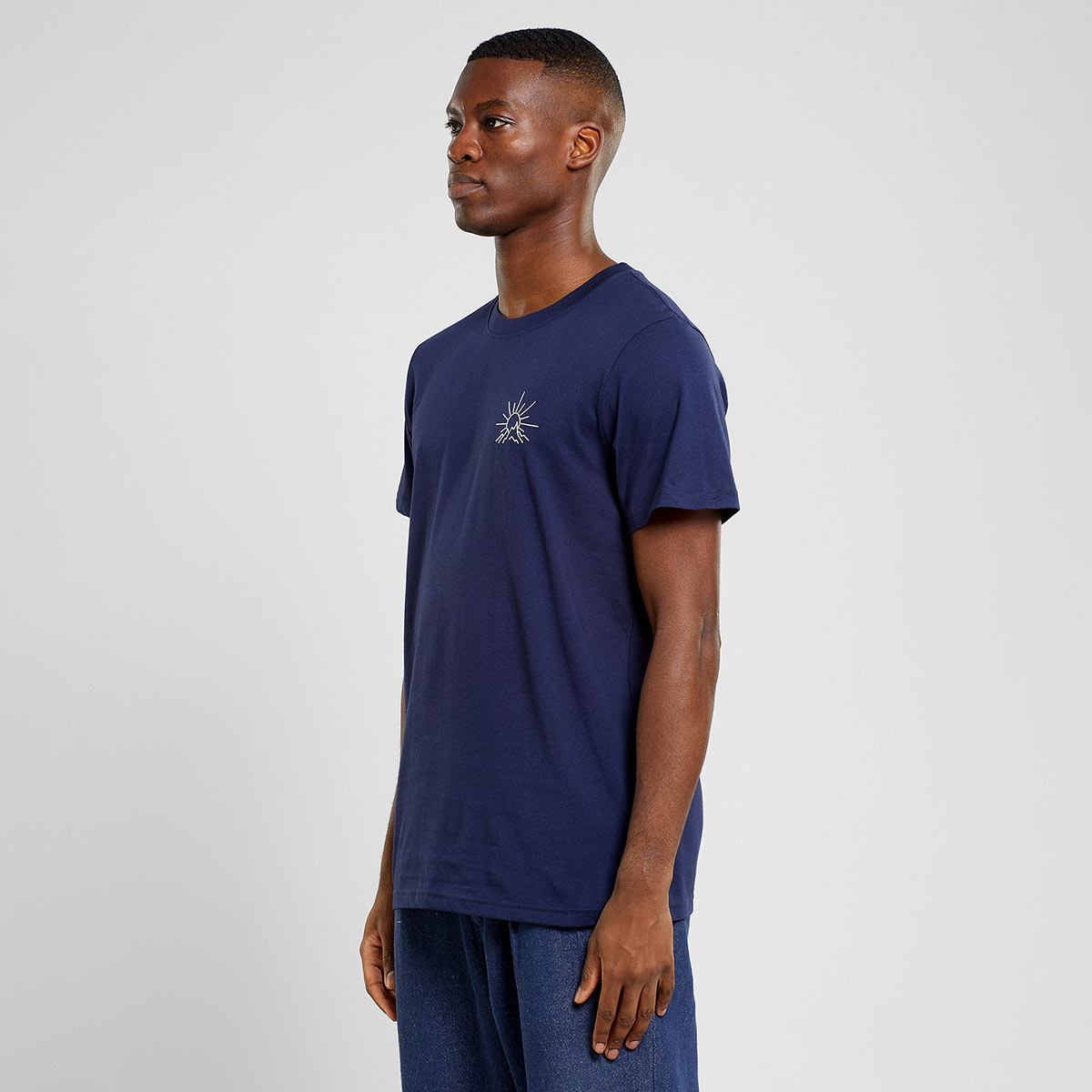 dunkelblaues T-Shirt von Dedicated Brand aus Bio-Baumwolle mit weißer Stickerei mit Berg und aufgehender Sonne Motiv auf der Brust.