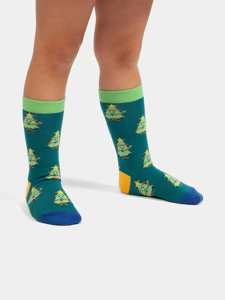 Weihnachtliche Kindersocken „Lil Happy Tree“ mit Baum-Motiv aus Bio-Baumwolle von Dilly Socks, nachhaltig & fair produziert in der Türkei.