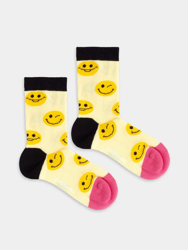 Bunte Kindersocken mit Smiley-Motiv „Lil Sunny Smileys“ aus Bio-Baumwolle von Dilly Socks, nachhaltig & fair produziert in der Türkei.
