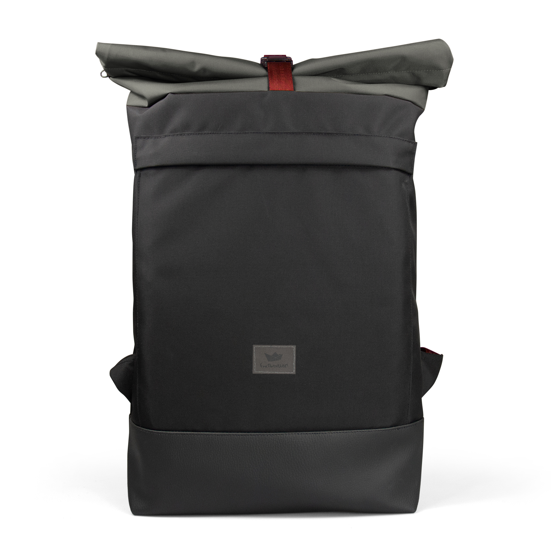 schwarzer Courierbag Rucksack mit rotem Kontrastband von Freibeutler - vegan und aus recyceltem PET hergestellt