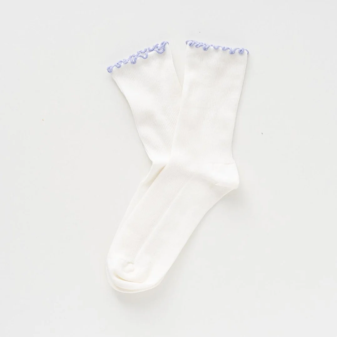 Fliederfarbene Rüschensocken von KLUE aus Bio-Baumwolle mit dekorativem gewelltem Rüschenabschluss am Knöchel.
