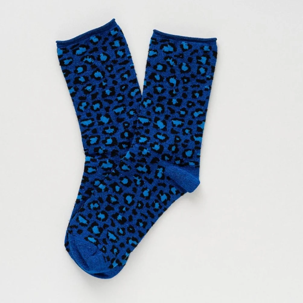 Nachtblaue KLUE Leo Glitzersocken aus Lyocell mit Leopardenmuster, Metallic-Schimmer und umgeschlagenem Abschluss.