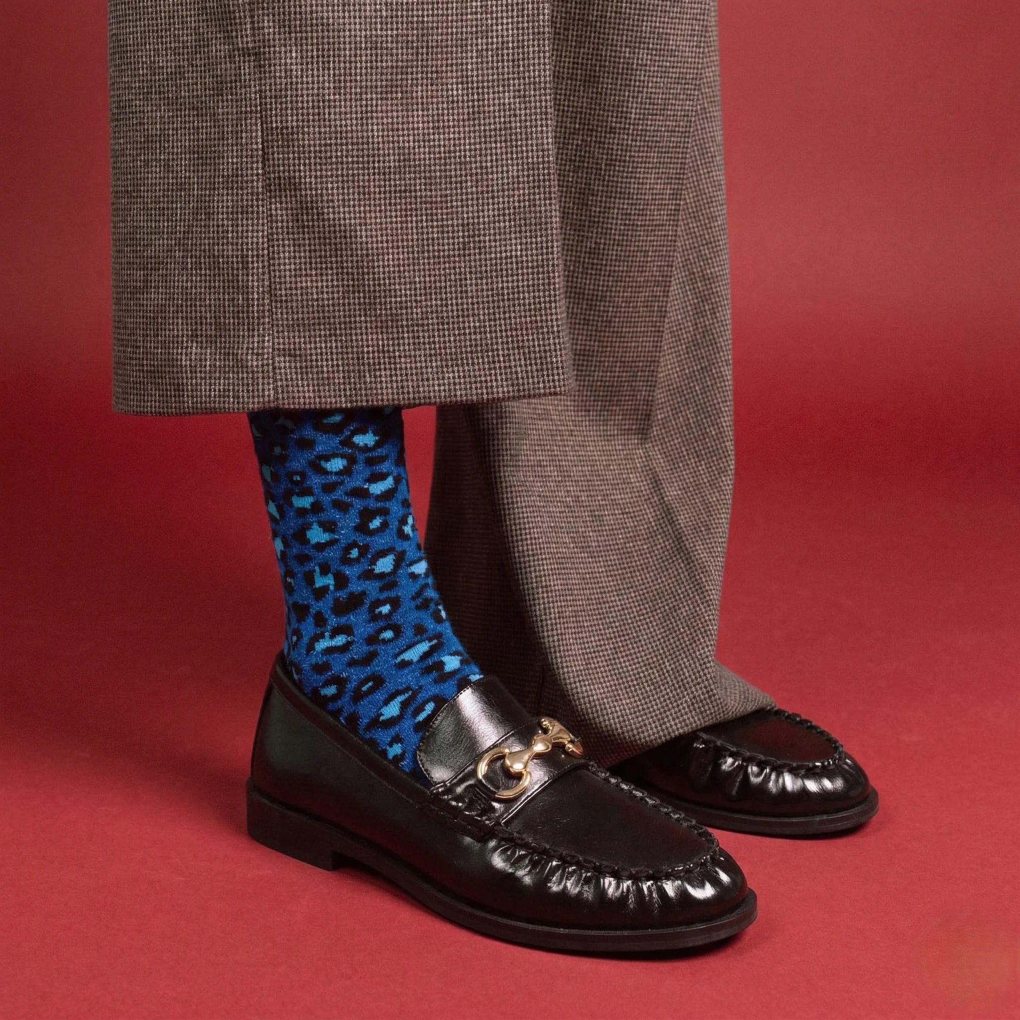 Nachtblaue KLUE Leo Glitzersocken aus Lyocell mit Leopardenmuster, Metallic-Schimmer und umgeschlagenem Abschluss.