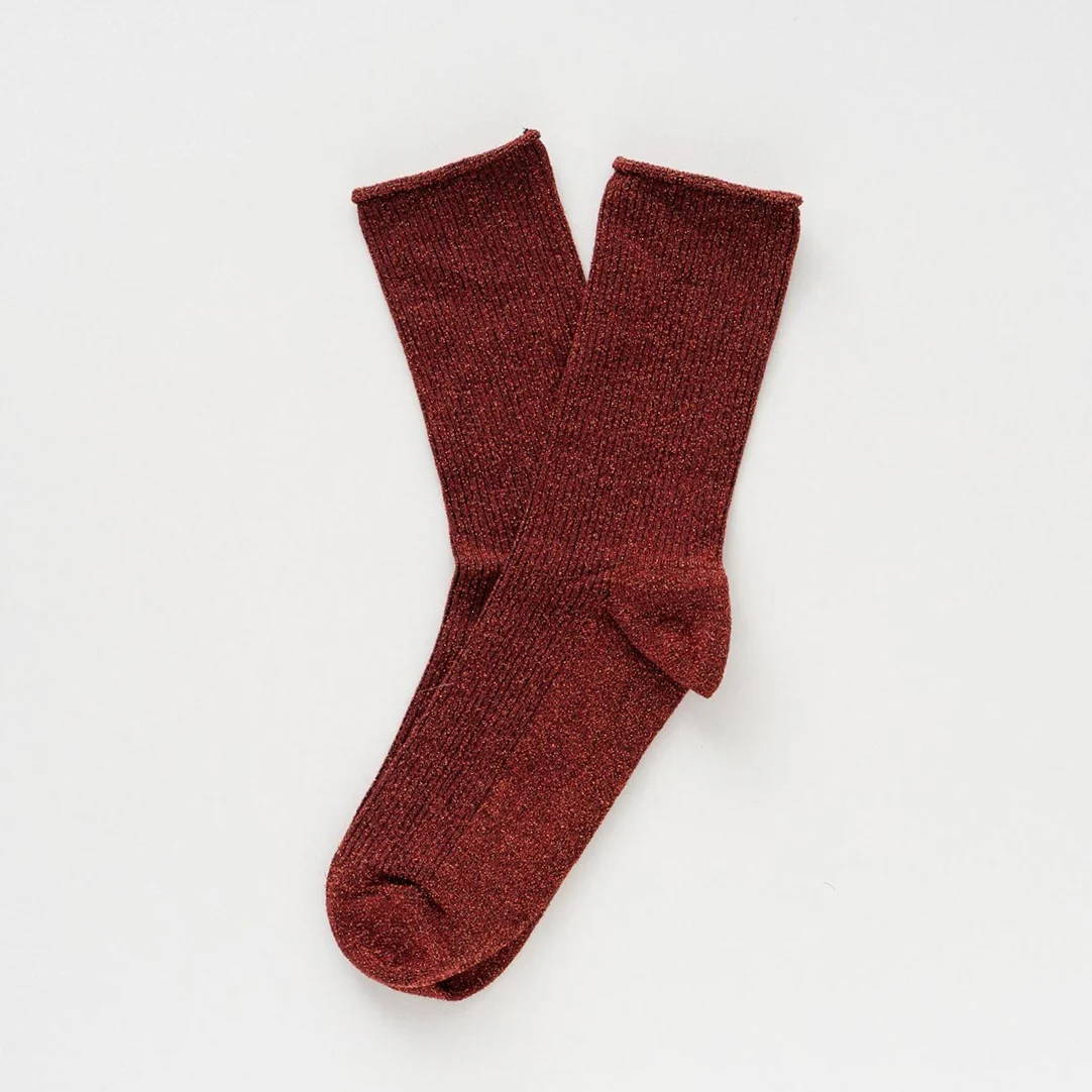 Rote KLUE Glitzersocken aus Lyocell mit feinem Metallic-Schimmer und umgeschlagenem Abschluss in Größe 36–40.