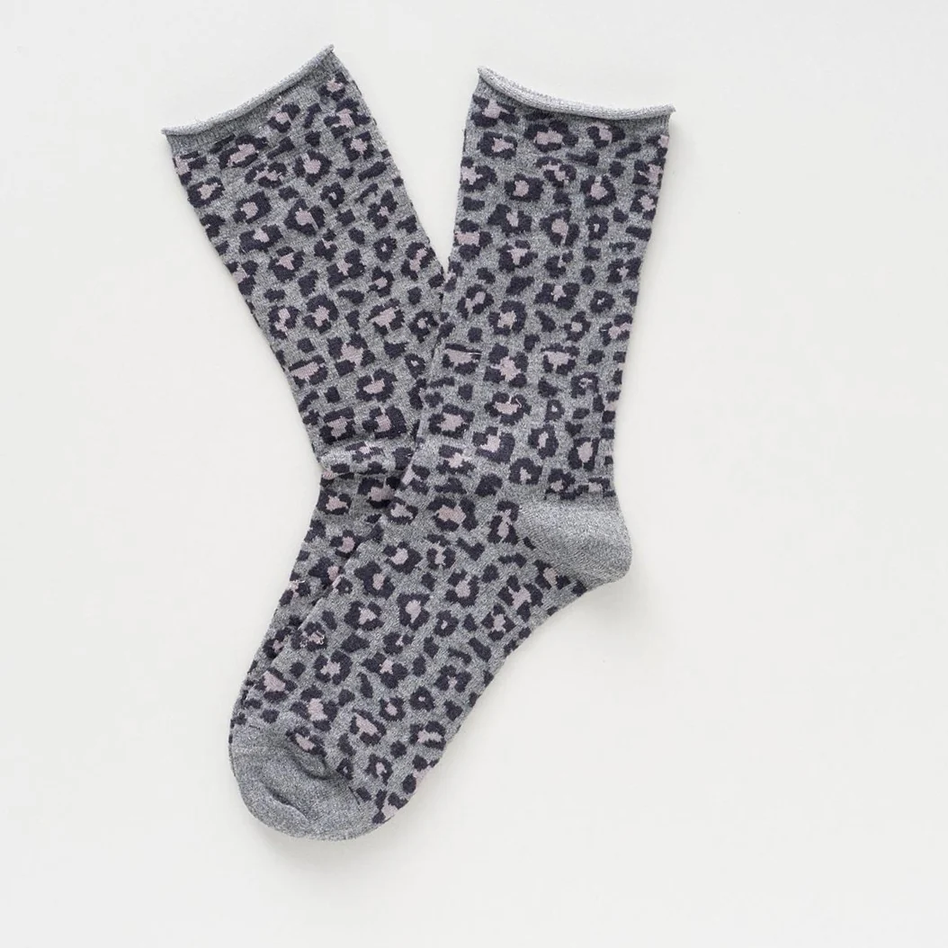 Graue KLUE Leo Glitzersocken Leopard Grey aus Lyocell mit Leopardenmuster, Metallic-Schimmer und umgeschlagenem Abschluss.
