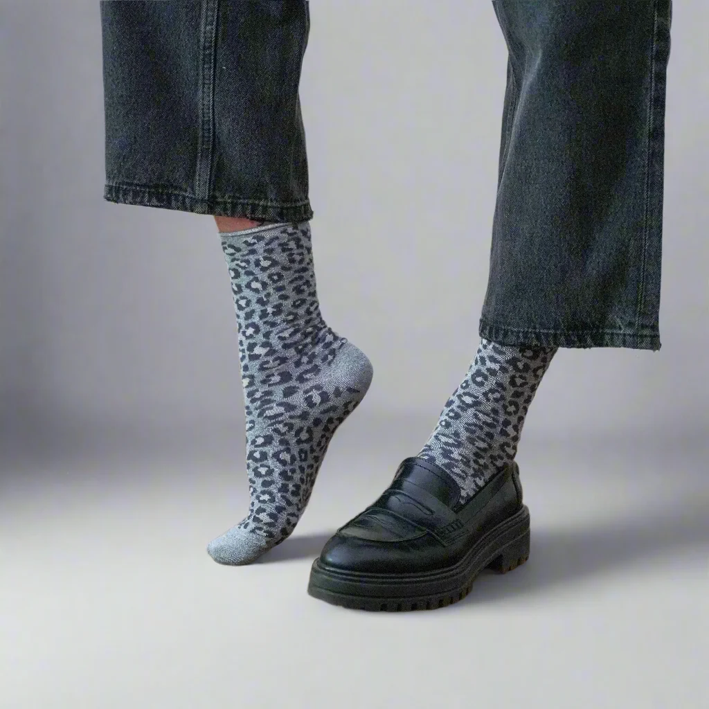 Graue KLUE Leo Glitzersocken Leopard Grey aus Lyocell mit Leopardenmuster, Metallic-Schimmer und umgeschlagenem Abschluss.