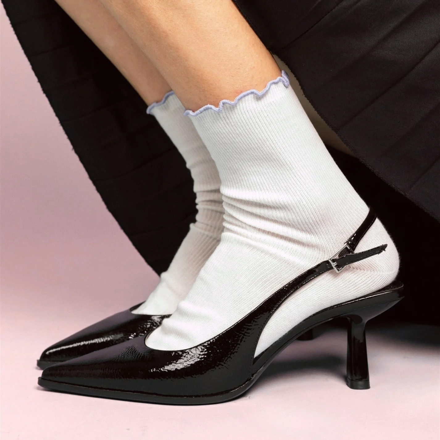 Fliederfarbene Rüschensocken von KLUE aus Bio-Baumwolle mit dekorativem gewelltem Rüschenabschluss am Knöchel.