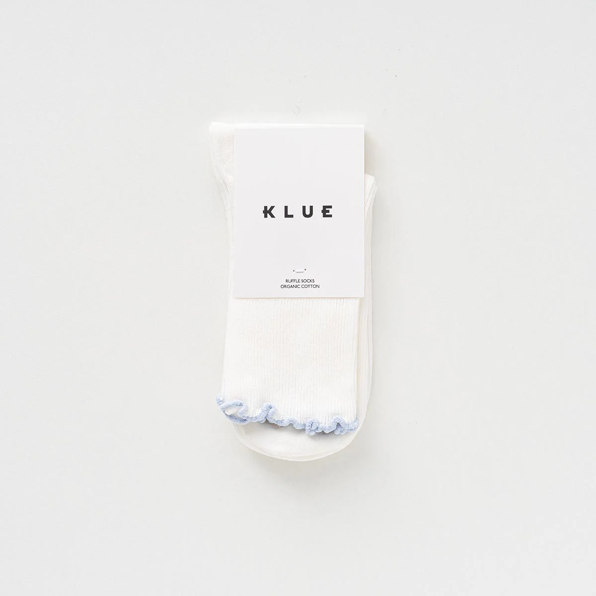 Hellblaue Rüschensocken Sky Blue von KLUE aus Bio-Baumwolle mit dekorativem gewelltem Rüschenabschluss am Knöchel.