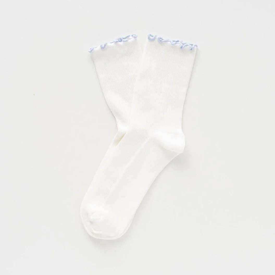 Hellblaue Rüschensocken Sky Blue von KLUE aus Bio-Baumwolle mit dekorativem gewelltem Rüschenabschluss am Knöchel.