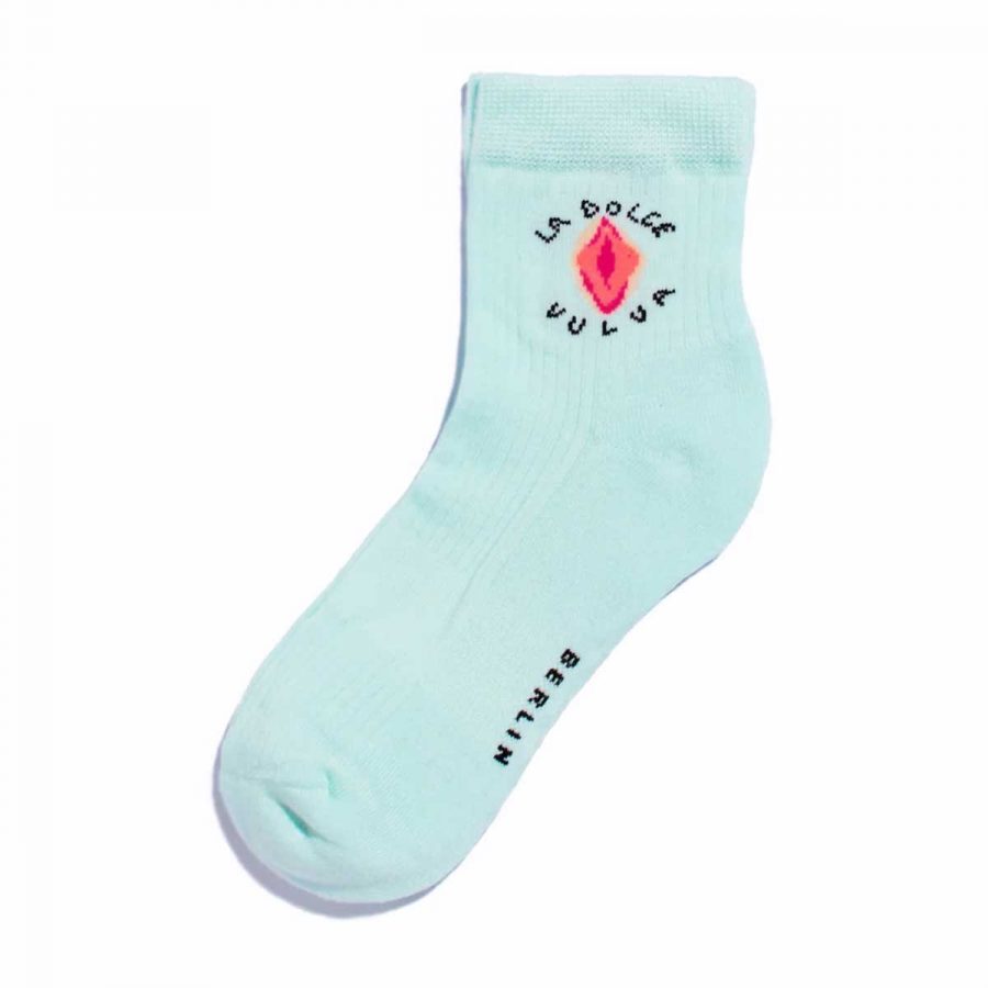 Mint Goddess Sneakersocken von La Dolce Vulva mit gleichnamiger La Dolce Vulva Aufschrift und pinker Vulva Stickerei. Mintfarben und knöchelhoch geschnitten.