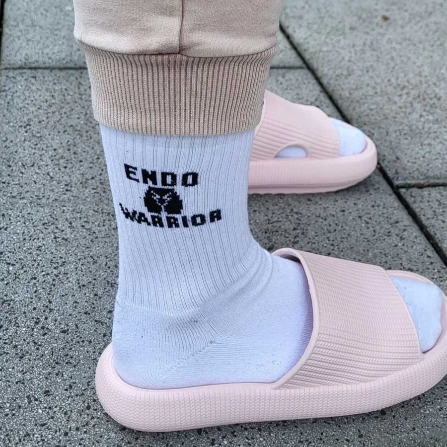 Weiße Tennissocken von La Dolce Vulva mit schwarzer EndoWarrior Aufschrift.