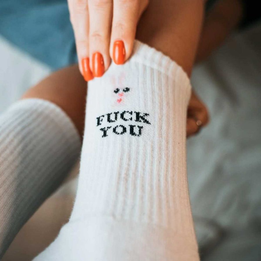 Fuck You Tennissocken von La Dolce Vulva in weiß mit frecher schwarzer Aufschrift und rosa Häschen.