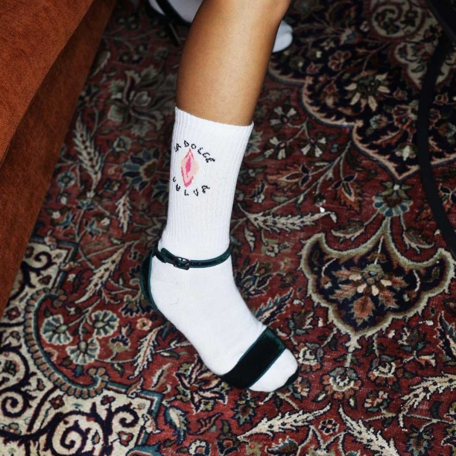 La Dolce Vulva Socken in weiß mit Aufschrift und Vulva Stickerei.