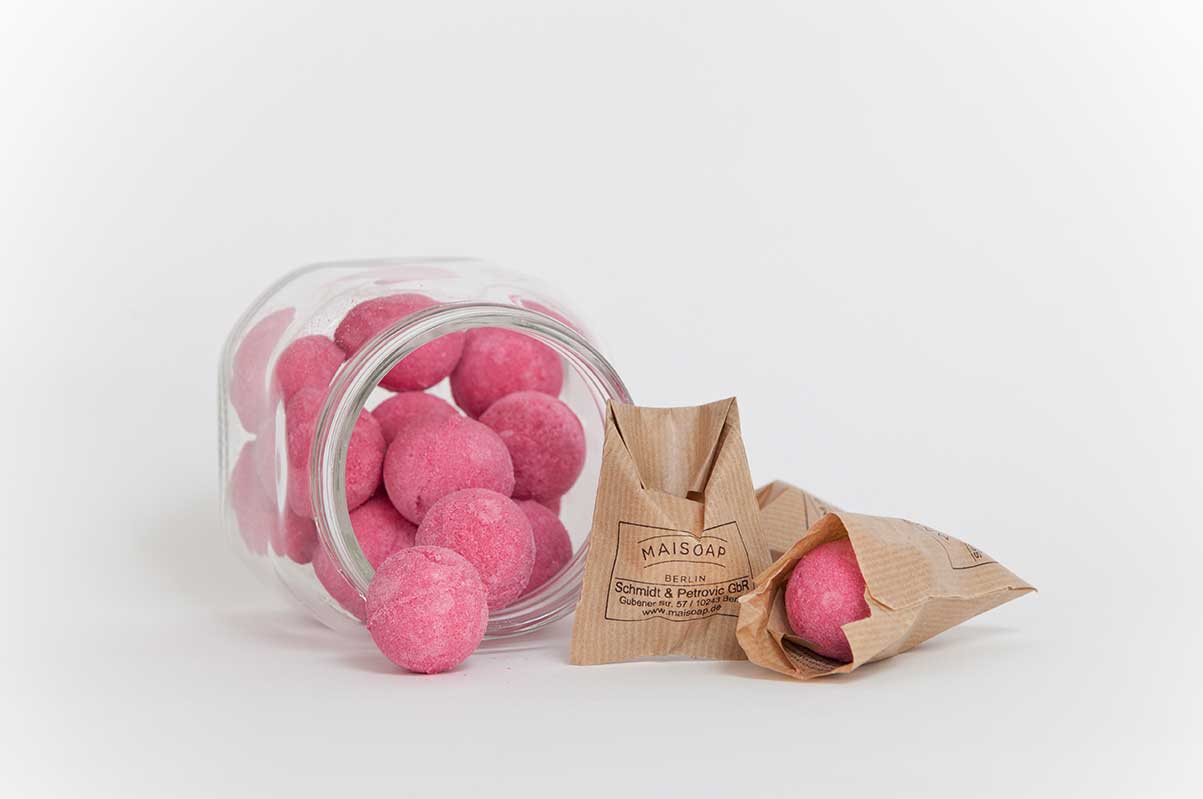 Maisoap Badebombe in vier Varianten – rosa Delight, gelb Relief, grün Harmony, blau Relax – handgemachte vegane Badekugeln