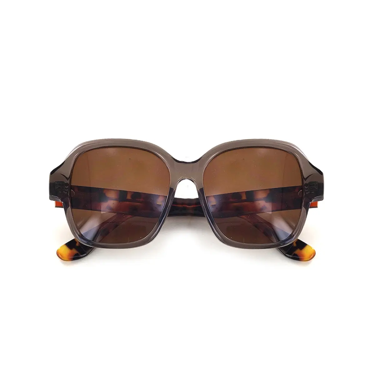 Braune Sonnenbrille JADA von Moken Eyewear mit breitem 70s-Rahmen, polarisierten braunen Gläsern und UV400-Schutz.