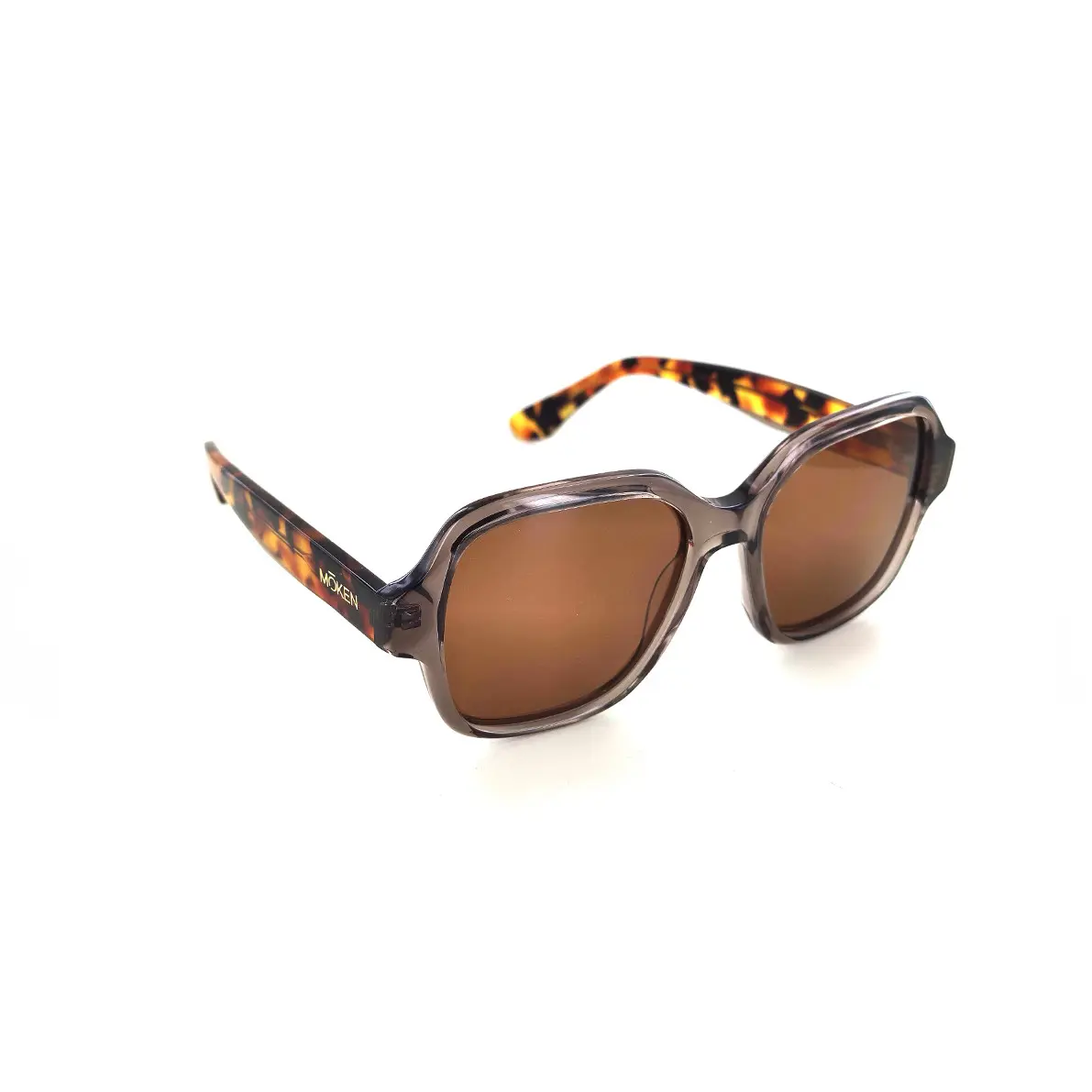 Braune Sonnenbrille JADA von Moken Eyewear mit breitem 70s-Rahmen, polarisierten braunen Gläsern und UV400-Schutz.