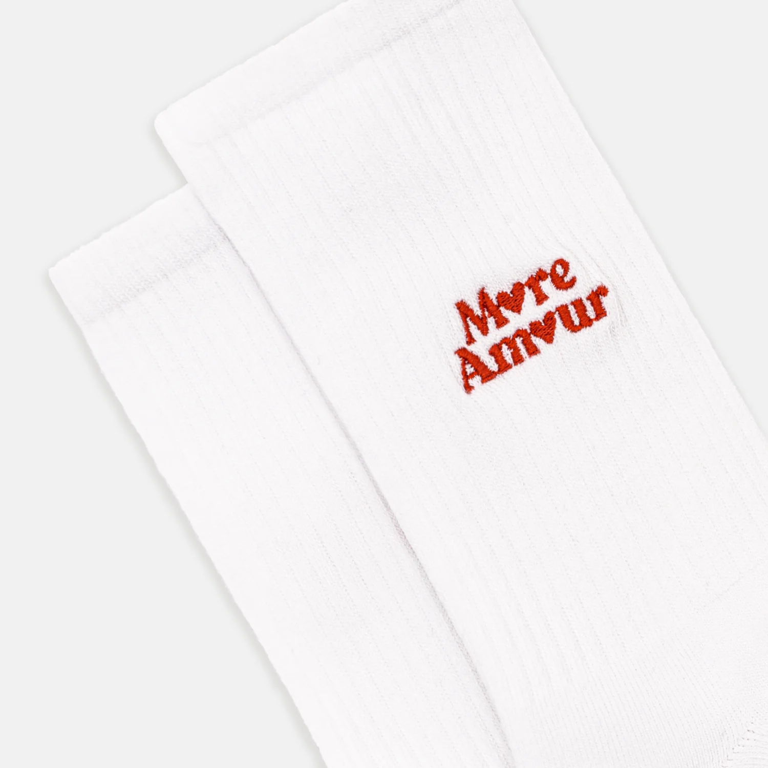 Weiße More Amour Tennissocken mit roter gestickter Schrift, die beiden O als Herzen dargestellt, gerippte Baumwollsocken im klassischen Tennisstil