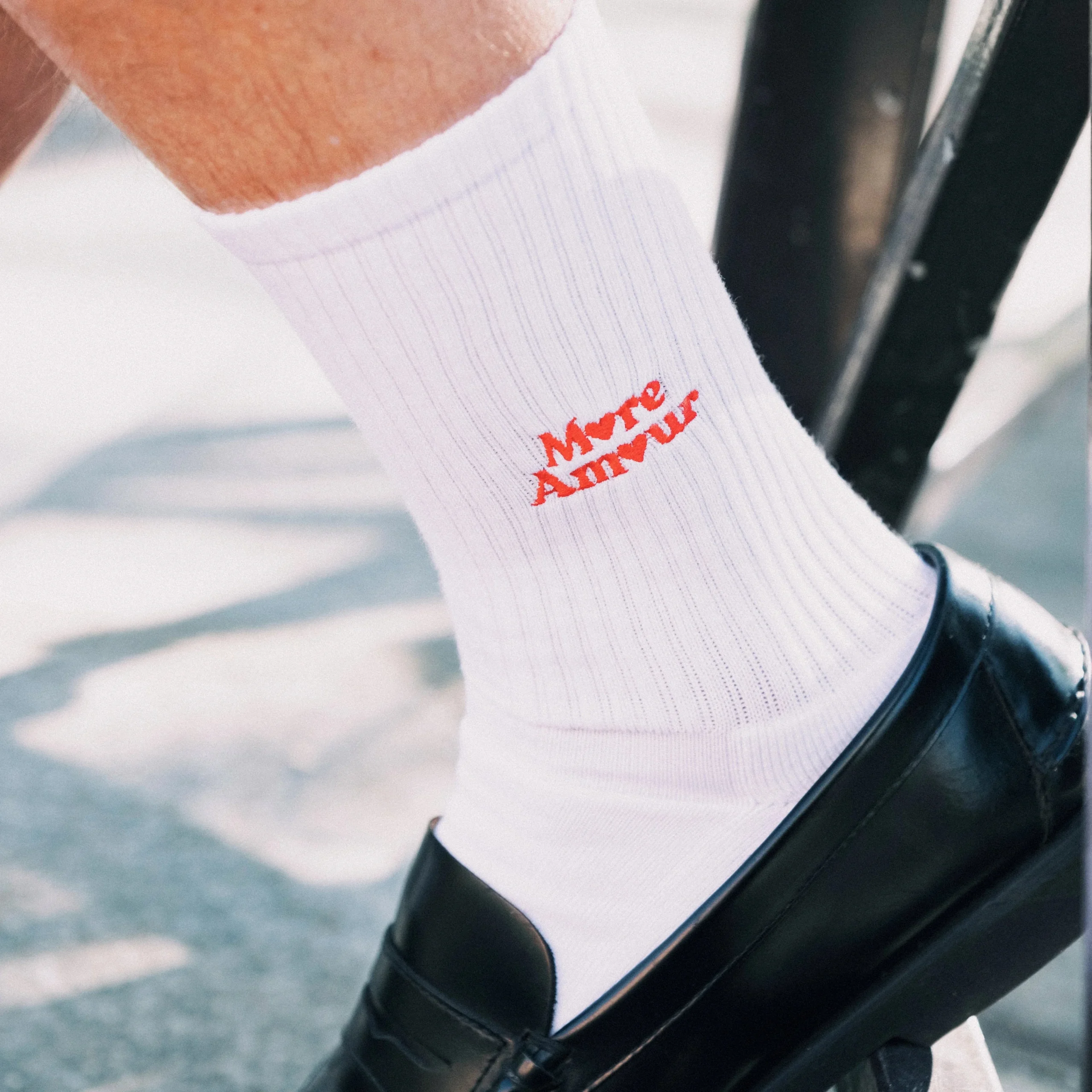 Weiße More Amour Tennissocken mit roter gestickter Schrift, die beiden O als Herzen dargestellt, gerippte Baumwollsocken im klassischen Tennisstil