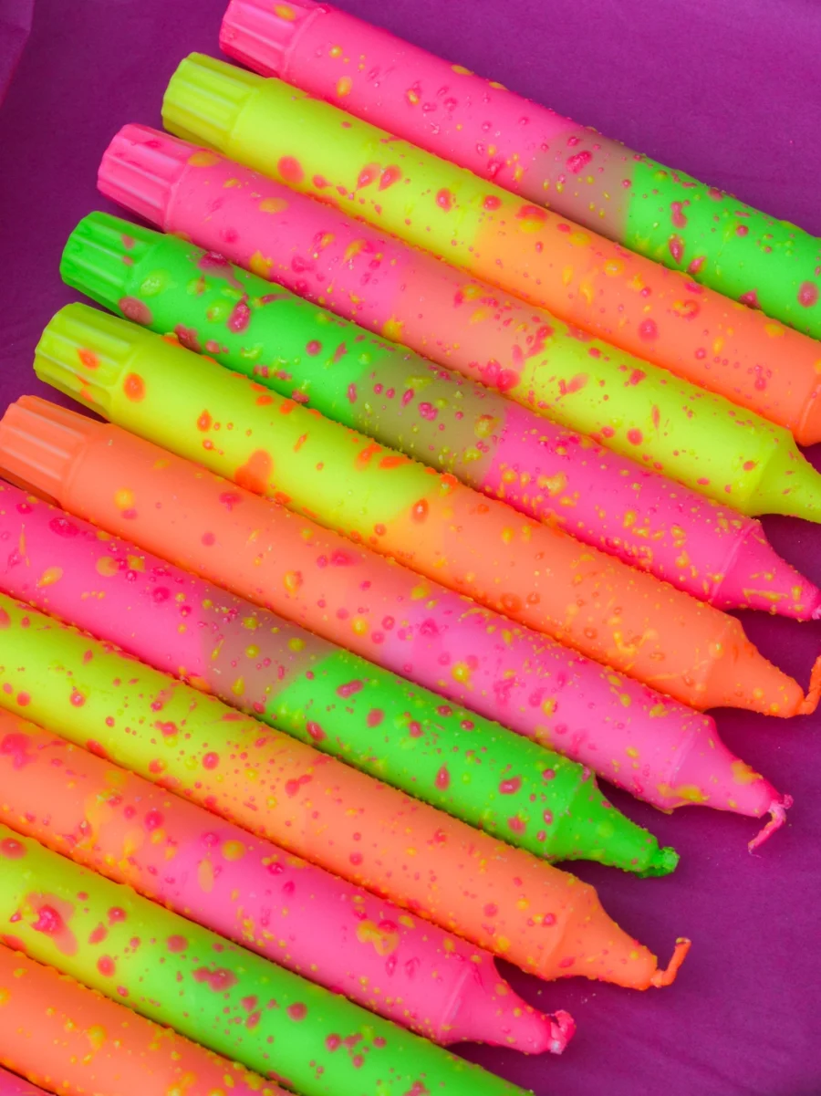 Handverzierte Neon Konfettikerze von Nordtrice in Pastellfarben – 20 cm hoch, vegan, hergestellt in Dänemark