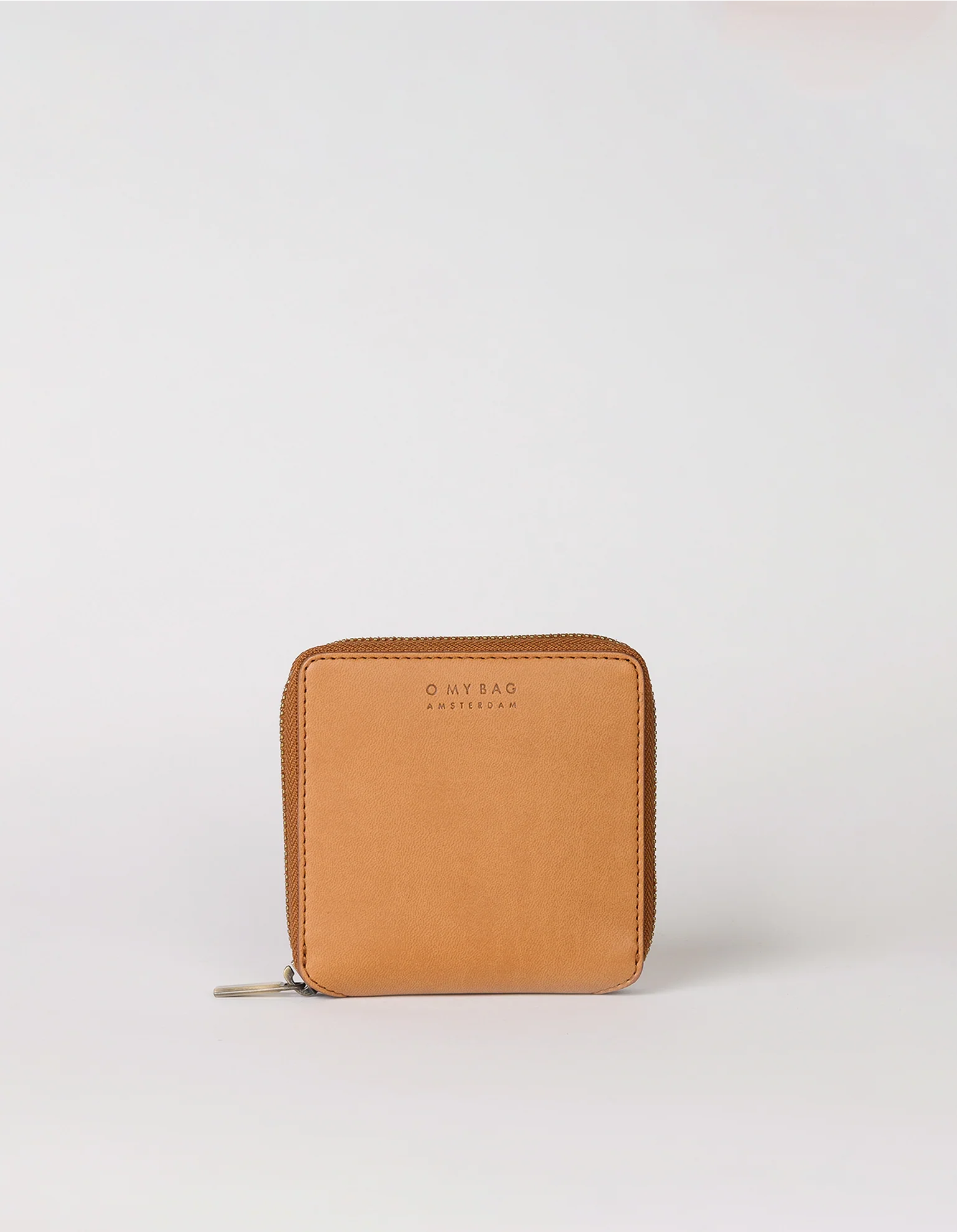 O My Bag Sonny Square Wallet Cognac Vegan Uppeal™ – kompakte vegane Geldbörse mit Reißverschluss