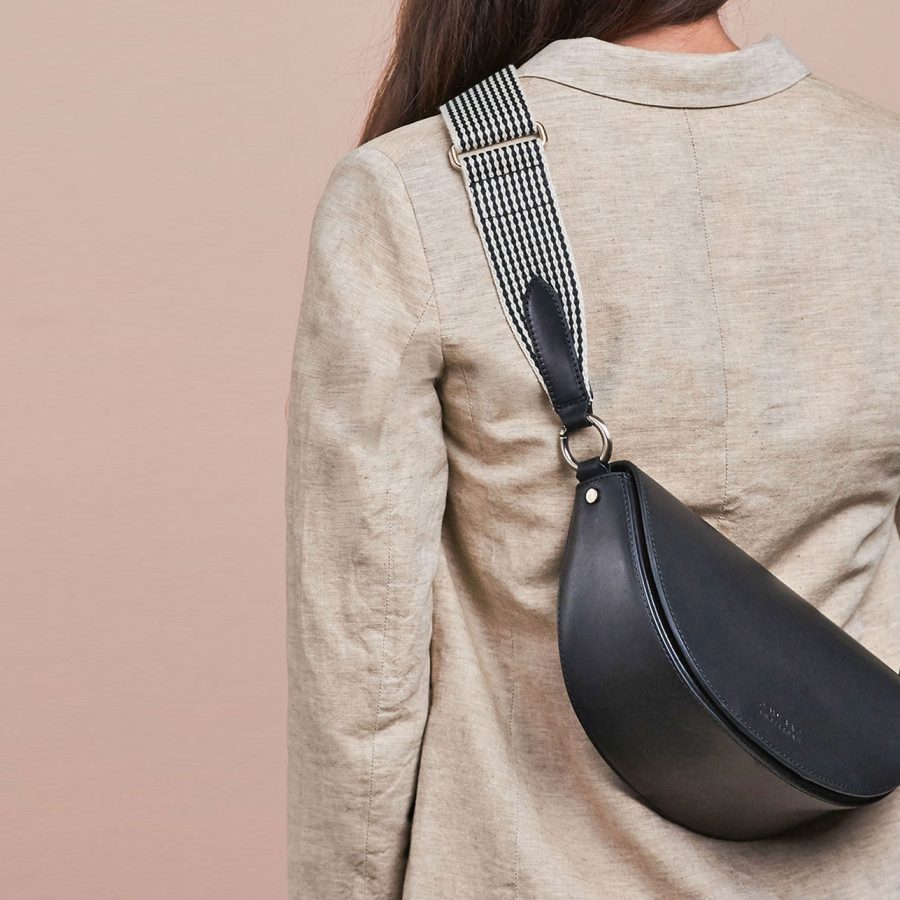 schwarze Halbmondförmige Handtasche aus Leder mit auswechselbarem Träger von O My Bag
