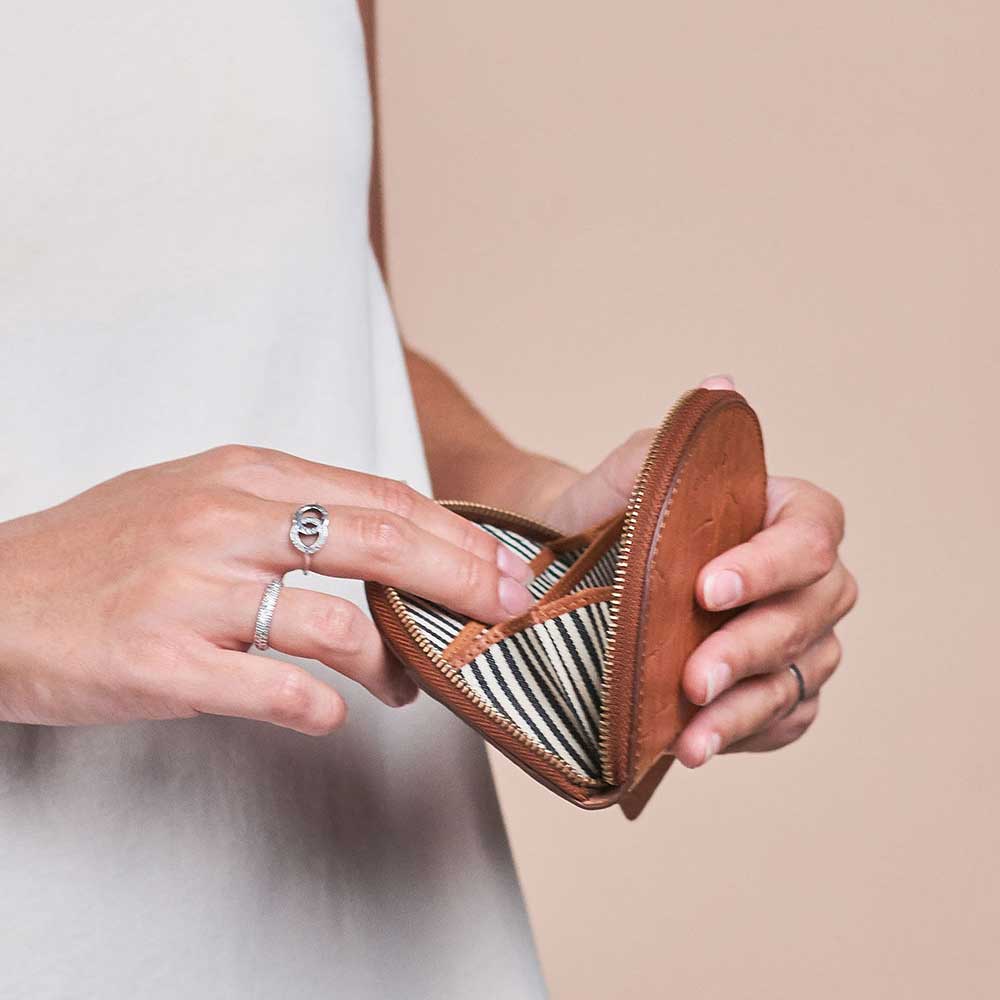 Braune halbrunde Geldbörse mit Croco Prägung aus Eco-Leder von O My Bag