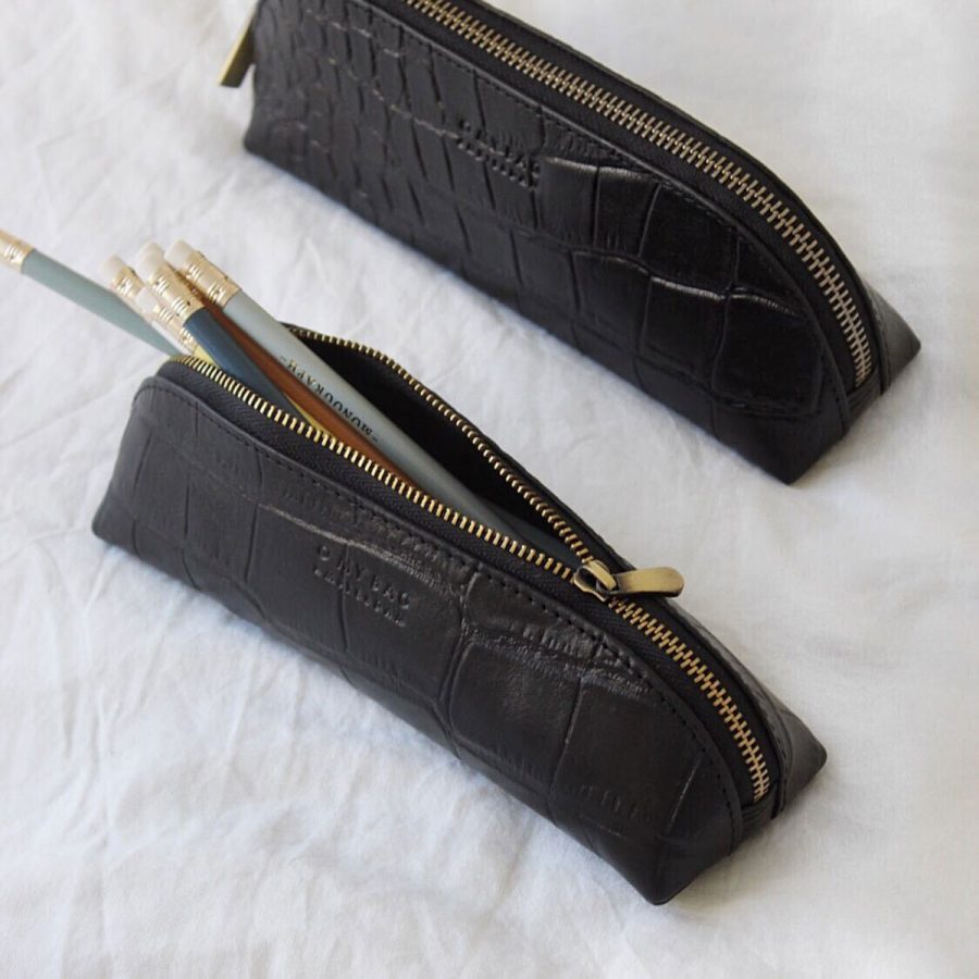 längliche schmale Federtasche aus Eco Leder in schwarzem Leder mit Croco Prägung von O My Bag