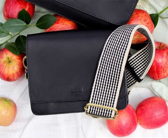 schwarze kleine Handtasche aus veganem Apfelleder von O My Bag