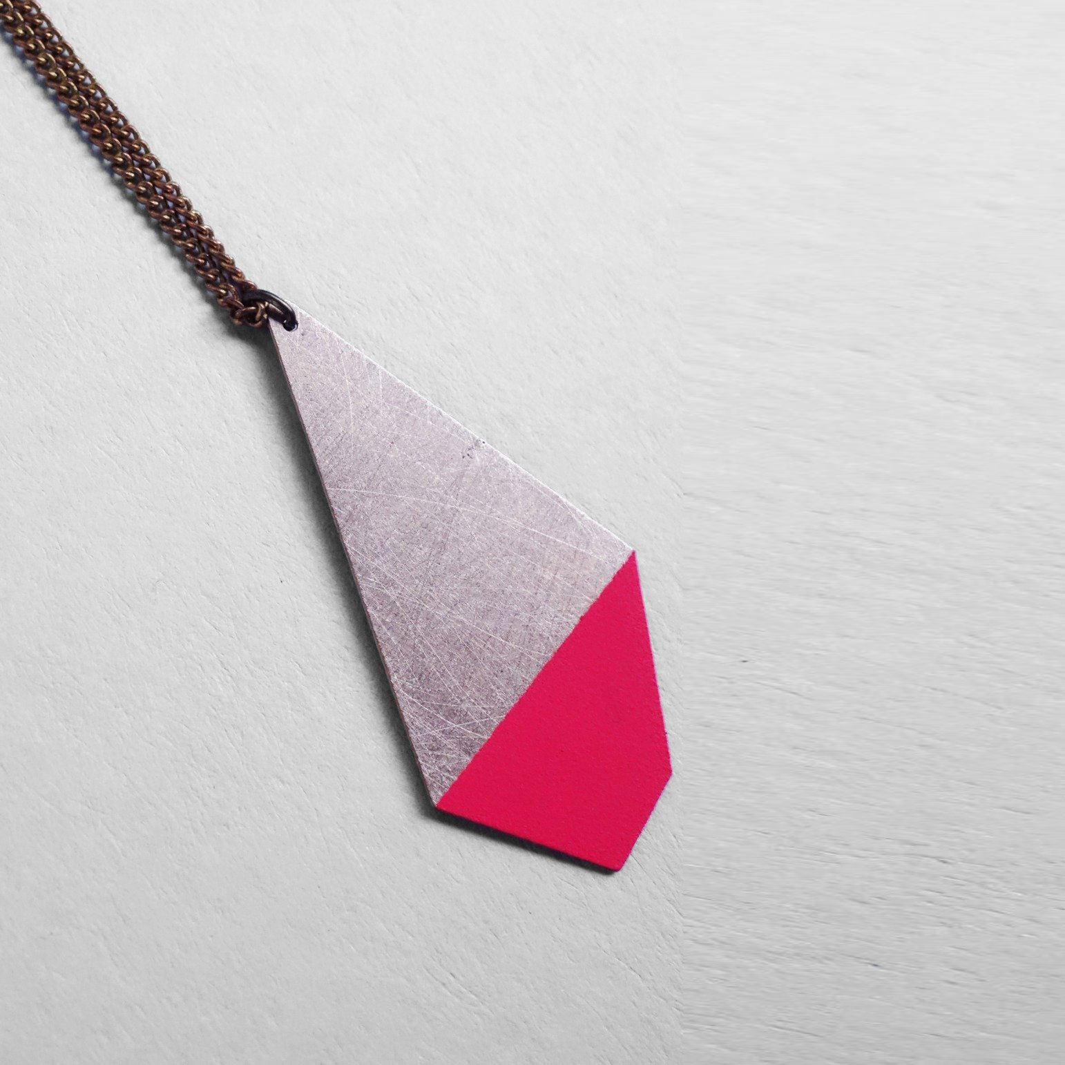 lange Kette mit halb lackiertem Polygon in Pink von Ruby on Tuesday
