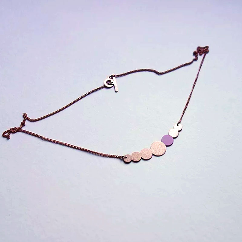 Collier Kette aus lackiertem Kupfer in Perlenform mit einem Rosa lackierten Kreis