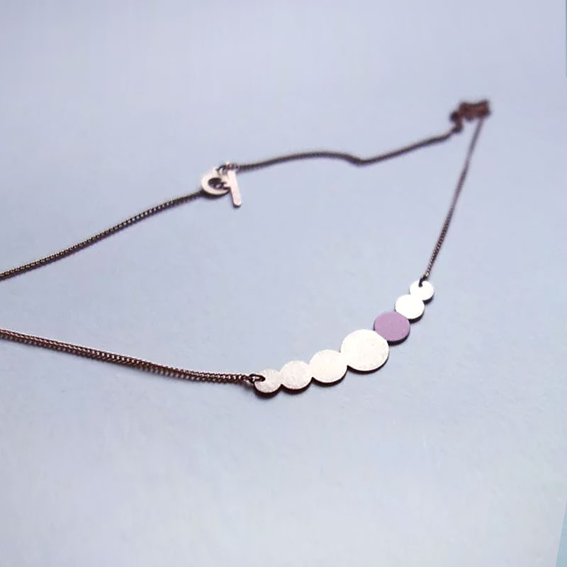 Collier Kette aus lackiertem Kupfer in Perlenform mit einem Rosa lackierten Kreis