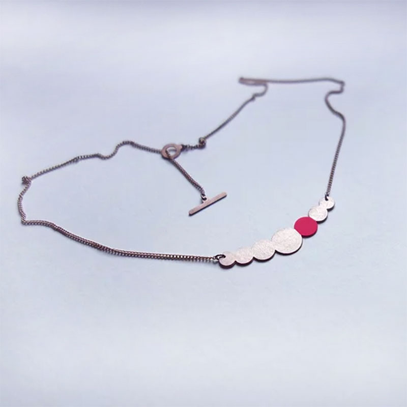 Collier Kette aus lackiertem Kupfer in Perlenform mit einem Pink lackierten Kreis