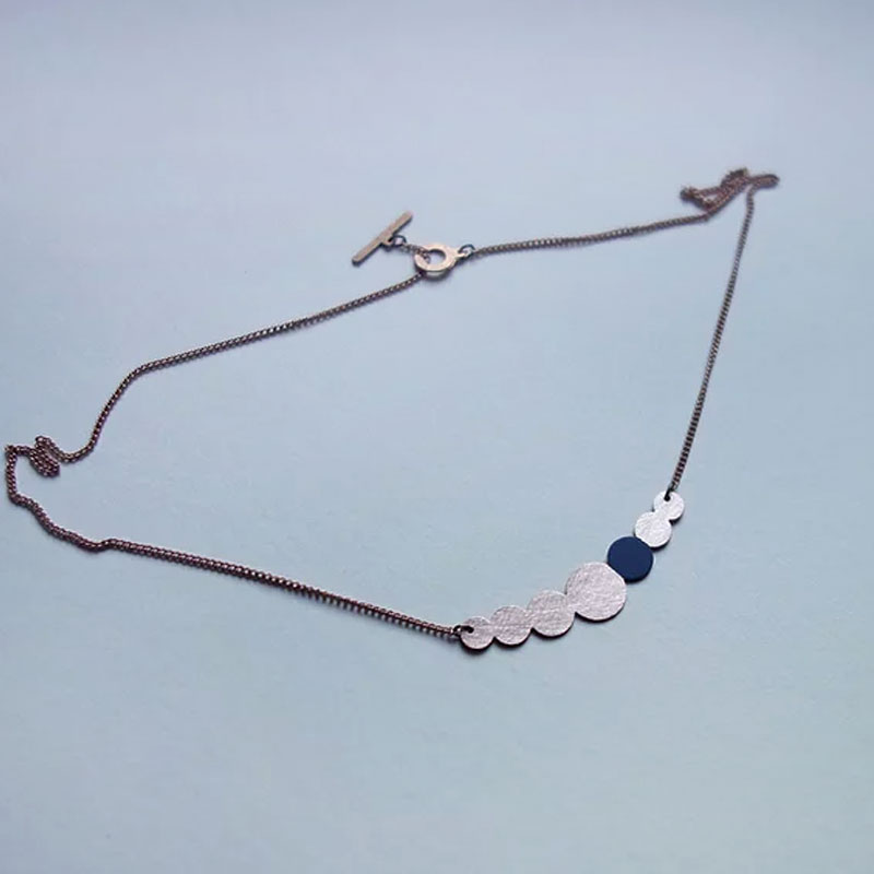 Collier Kette aus lackiertem Kupfer in Perlenform mit einem Marine lackierten Kreis