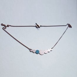 Collier Kette aus lackiertem Kupfer in Perlenform mit einem Türkis lackierten Kreis