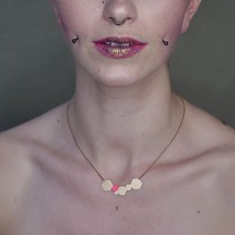 filigranes Collier von Ruby on Tuesday mit Hexagons von denen eines Pink lackiert ist
