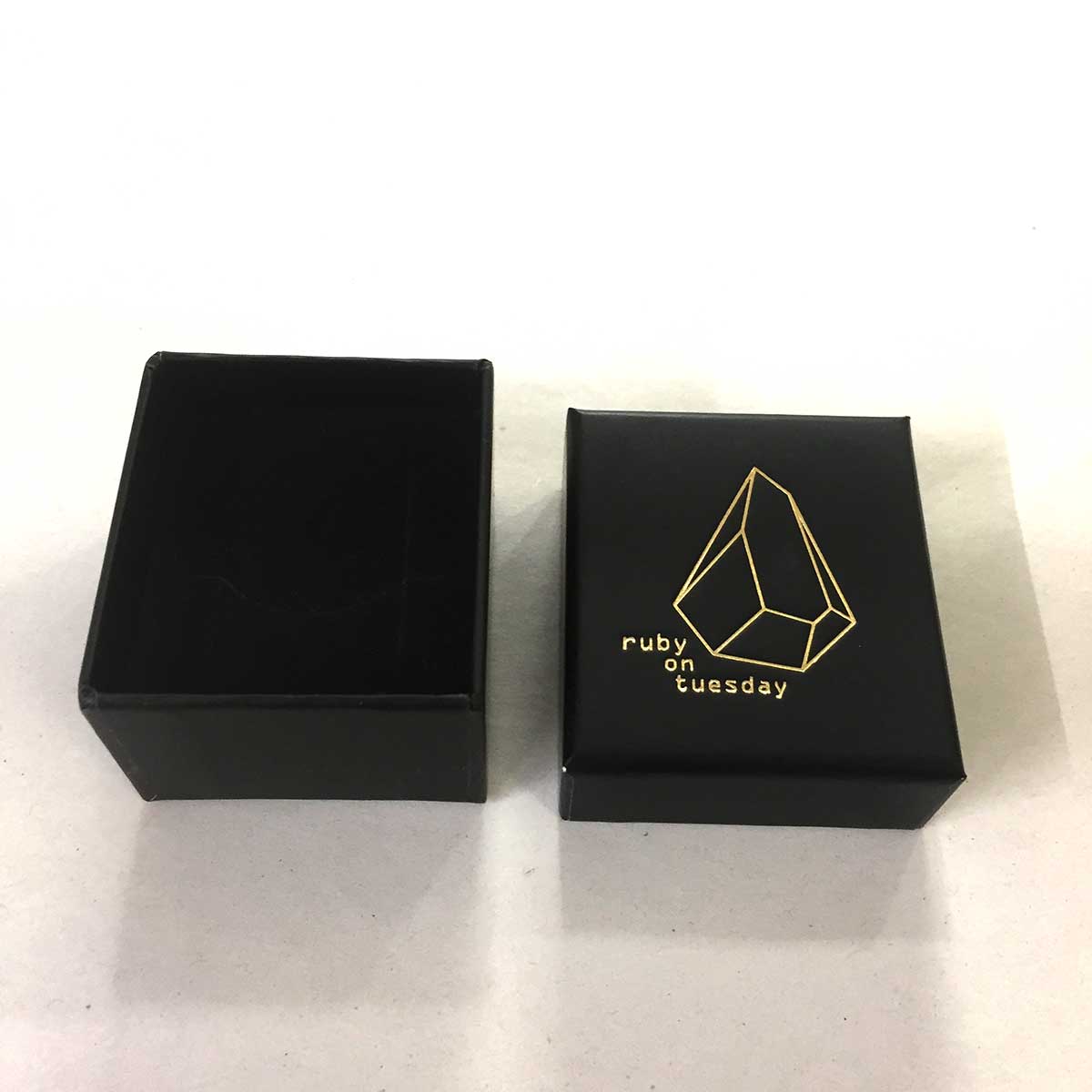 schwarze Geschenkbox für Schmuck in zwei Größen