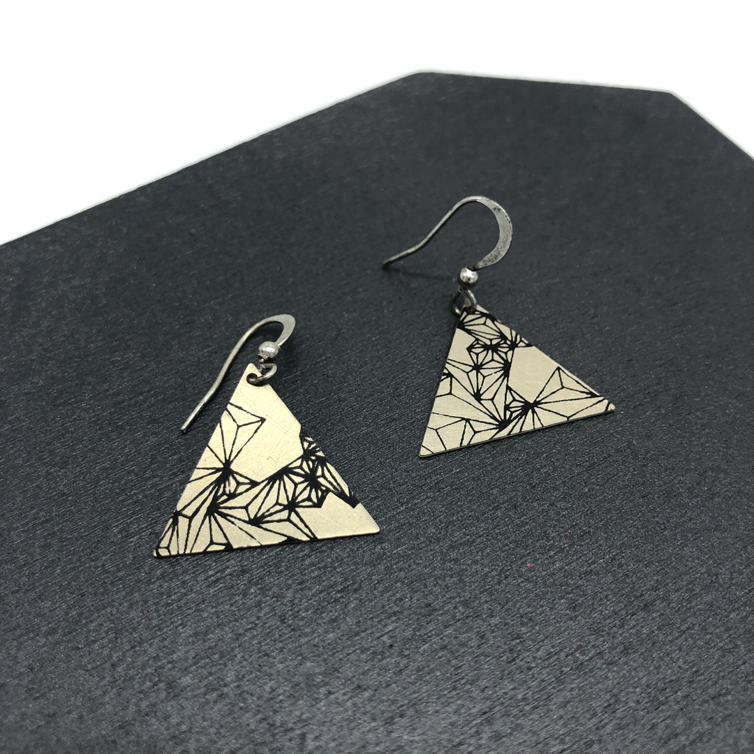 Dreieck Ohrringe Silber mit geometrischen Siebdruck