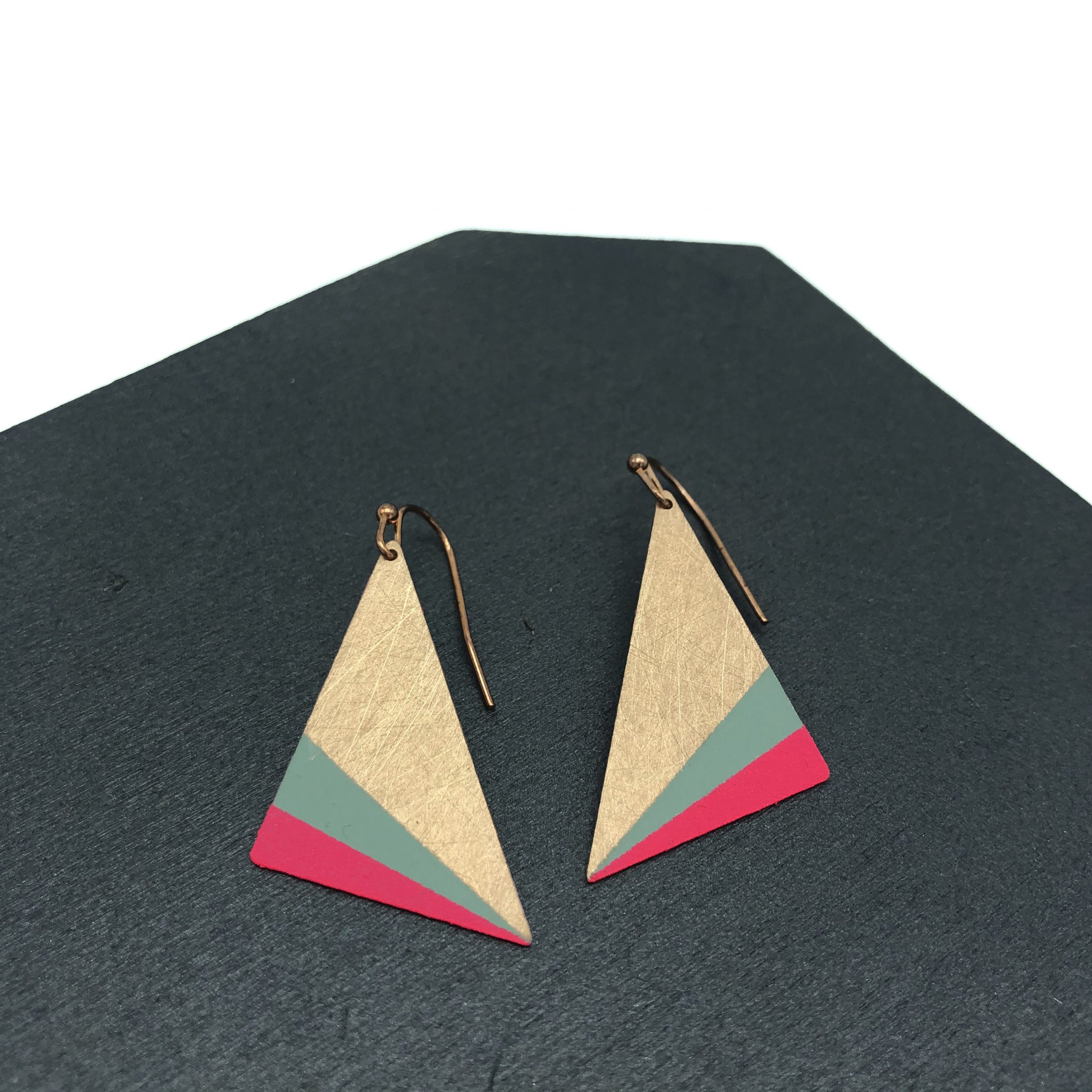 Geometrische Ohrringe von Ruby on Tuesday. Dreiecke in verschiedenen Farbkombinationen