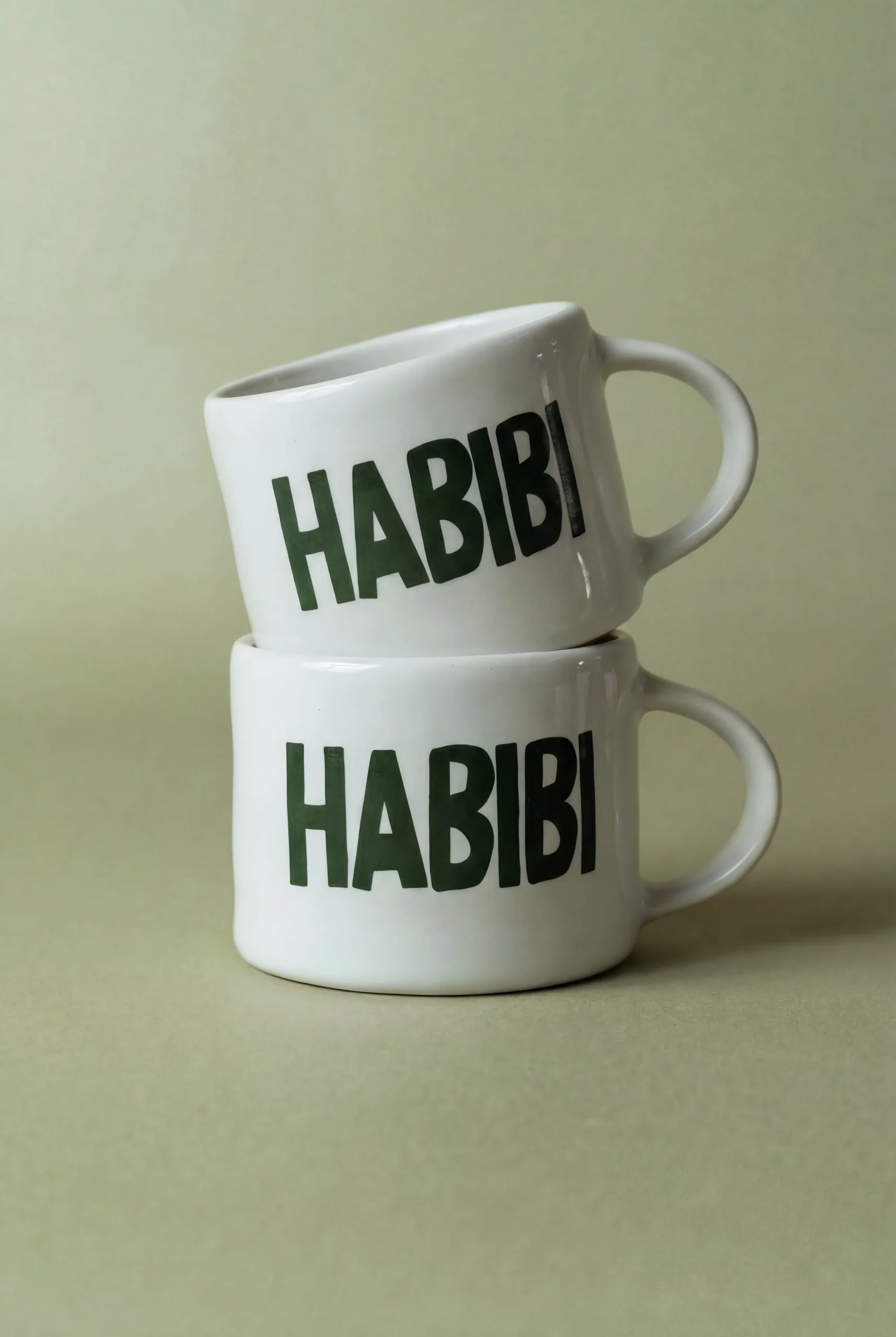 Handgefertigte Statement-Tasse aus Keramik von Sisi House of Style in mit HABIBI Schriftzug