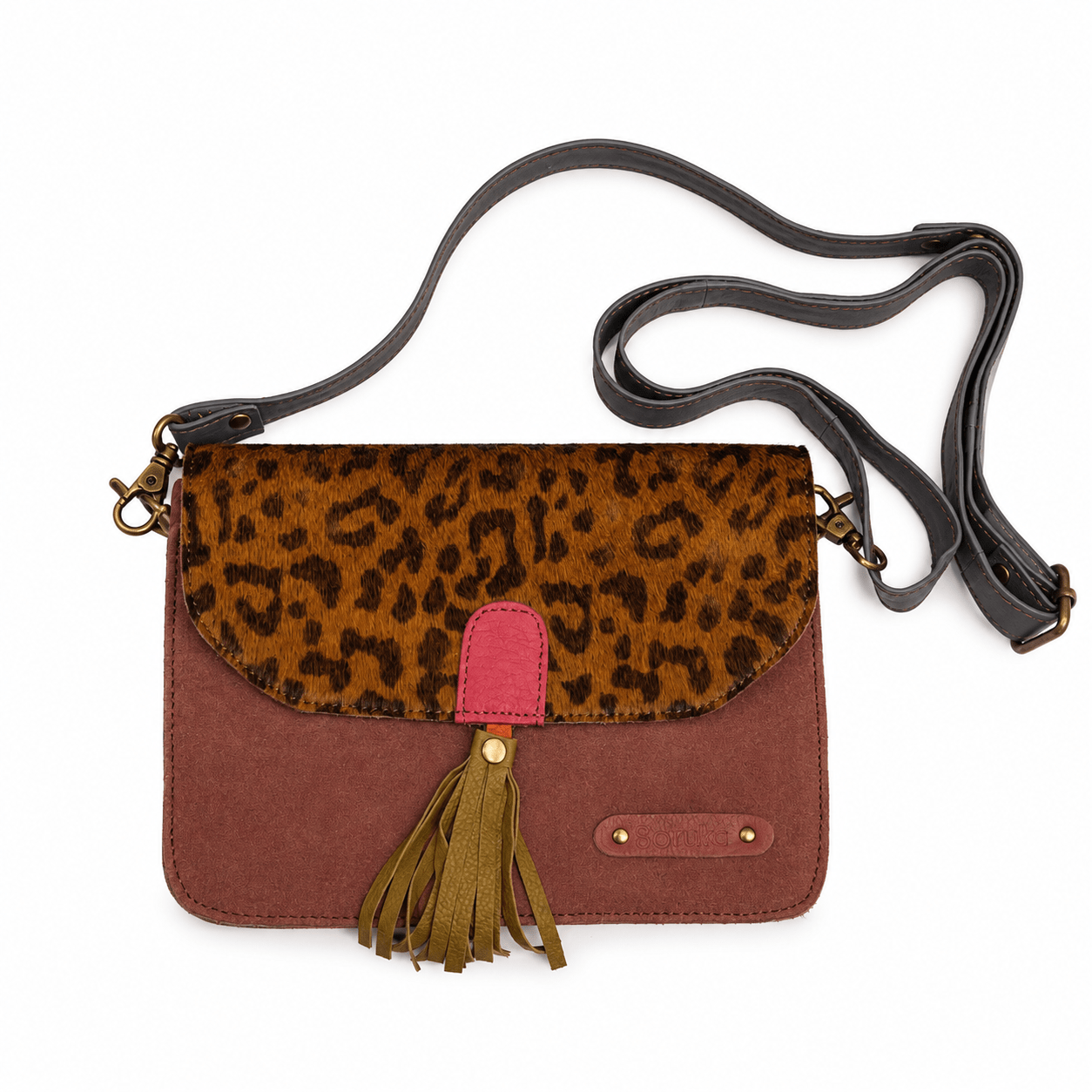Lederhandtasche von Soruka aus Lederresten in bunten Farbmixen. Hier: unten Wildleder in Mauve, oben Kuhfell in Gepard Optik und eine grüne Fransen-Tassel. Magnetverschluss und 3 Fächer innen.