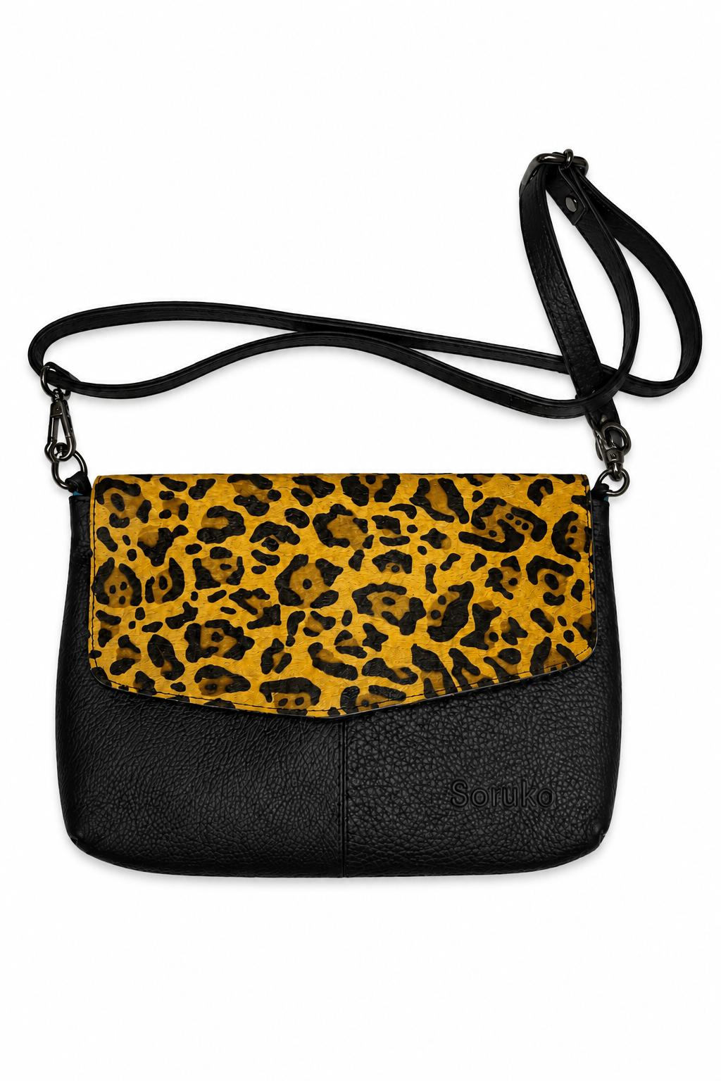 schwarze Handtasche von Soruka mit Klappe aus Kuhfell in Leo Optik.