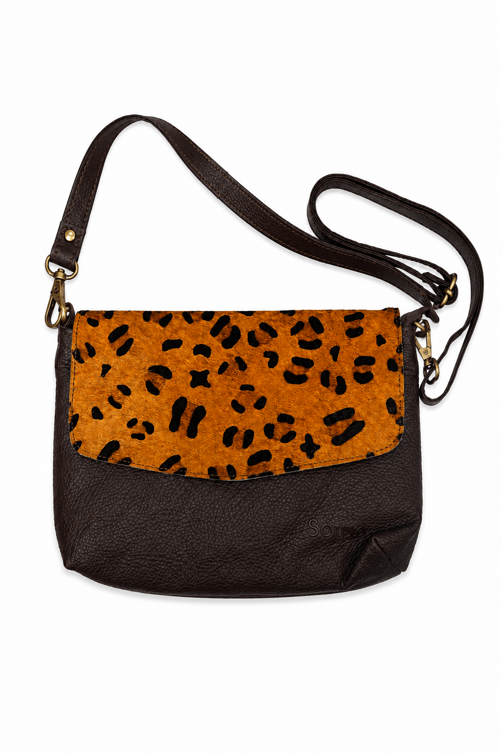 dunkelbraune Handtasche von Soruka mit Klappe aus Kuhfell in Leo Optik.