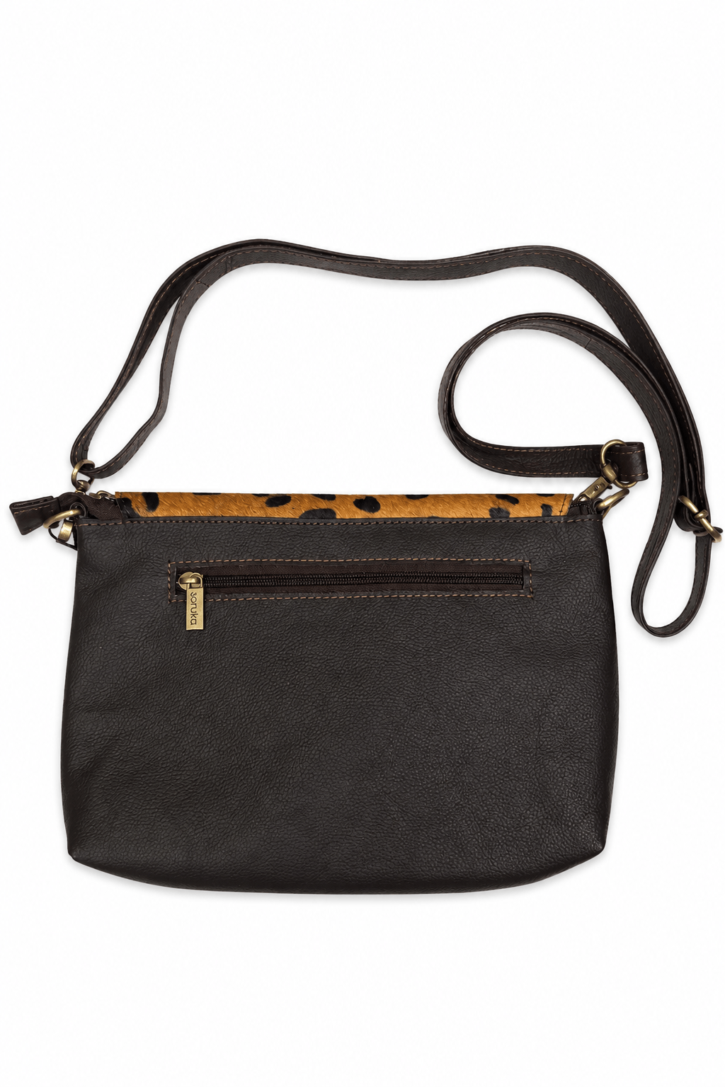 dunkelbraune Handtasche von Soruka mit Klappe aus Kuhfell in Leo Optik.